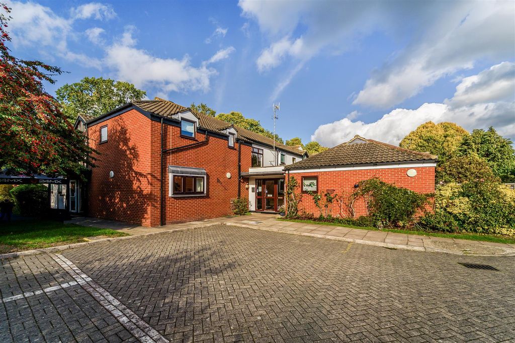 Property photo 1 of 15 Stokes Ridings, Flat 5 (6).Jpg