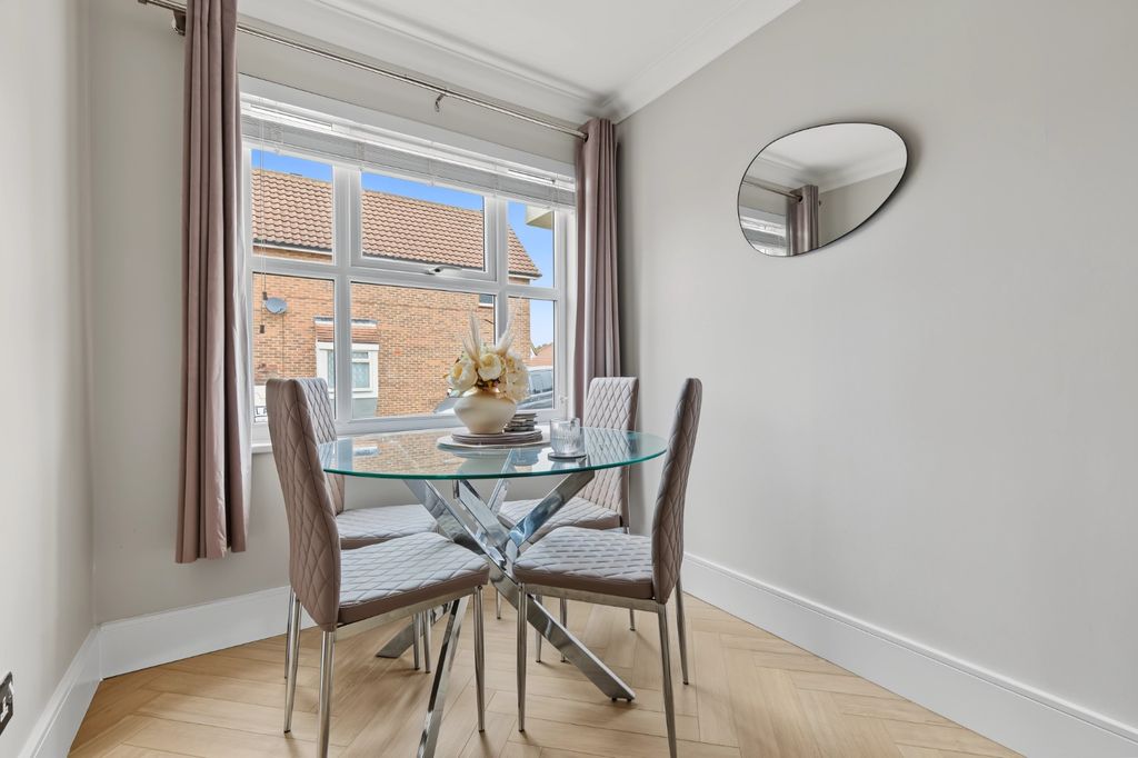 Property photo 3 of 13 5435406