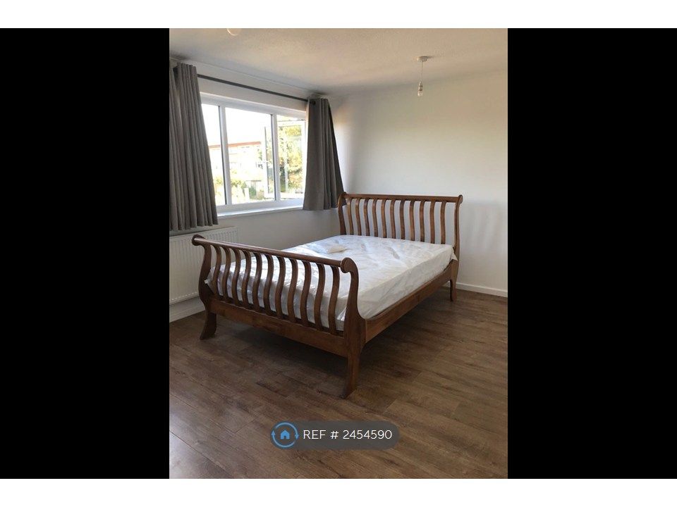 Property photo 1 of 9 Very Large Double Bedroom