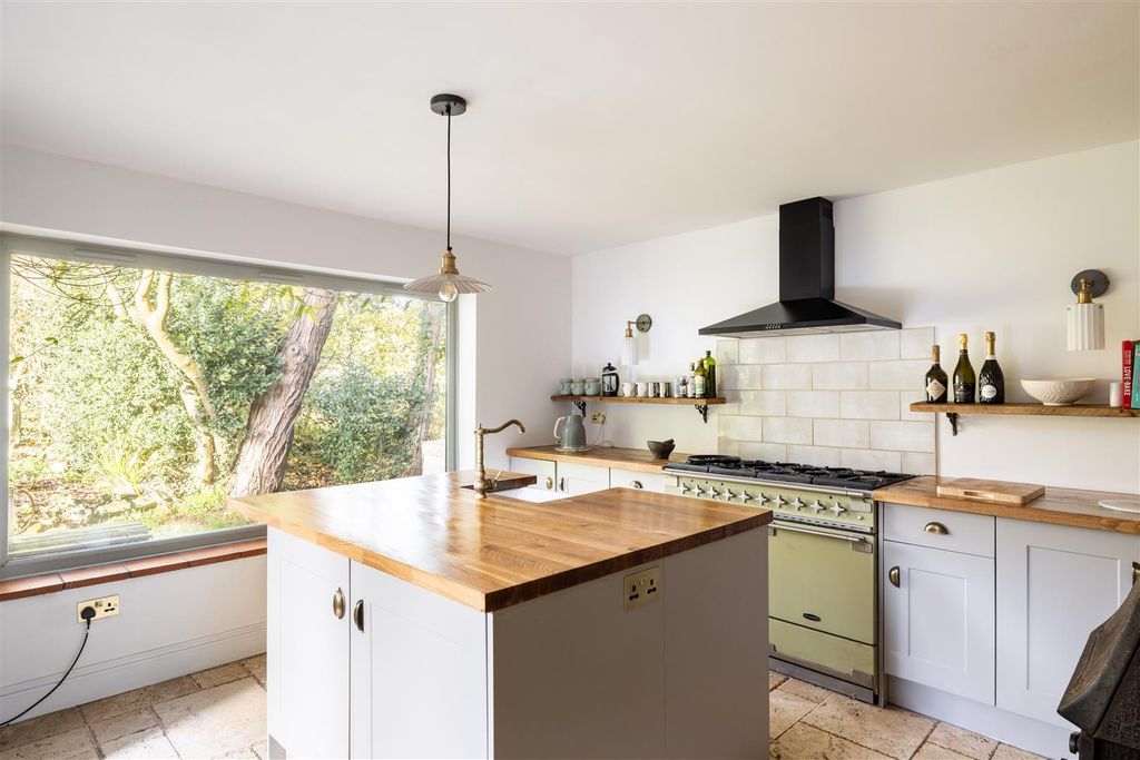 Property photo 2 of 35