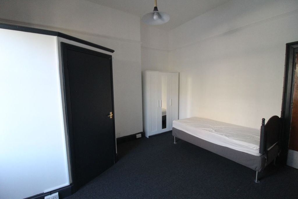 Property photo 3 of 16 Room 5
