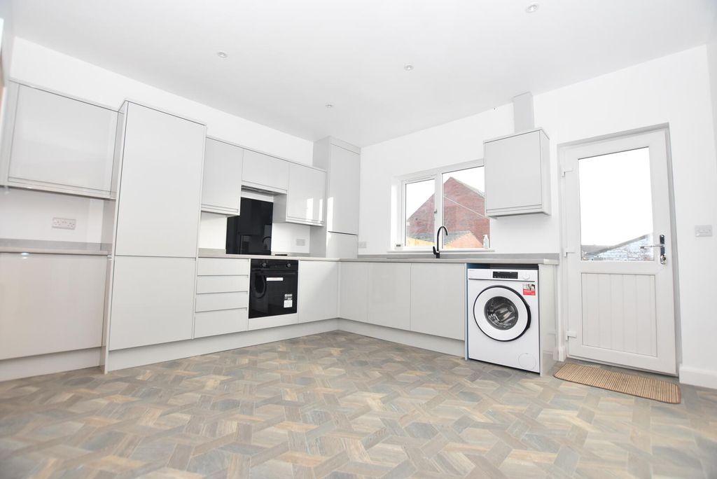 Property photo 3 of 11 Kitchen