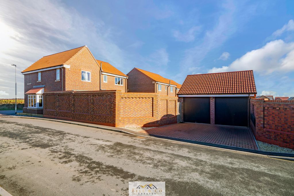 Property photo 2 of 33 Garage