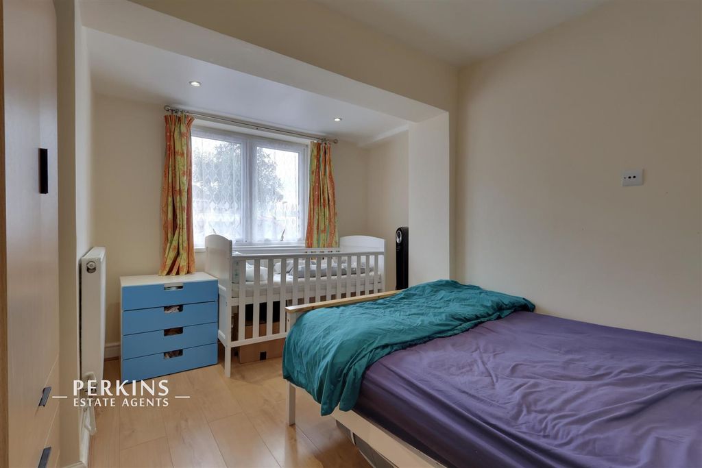 Property photo 3 of 9 Bed.Jpg