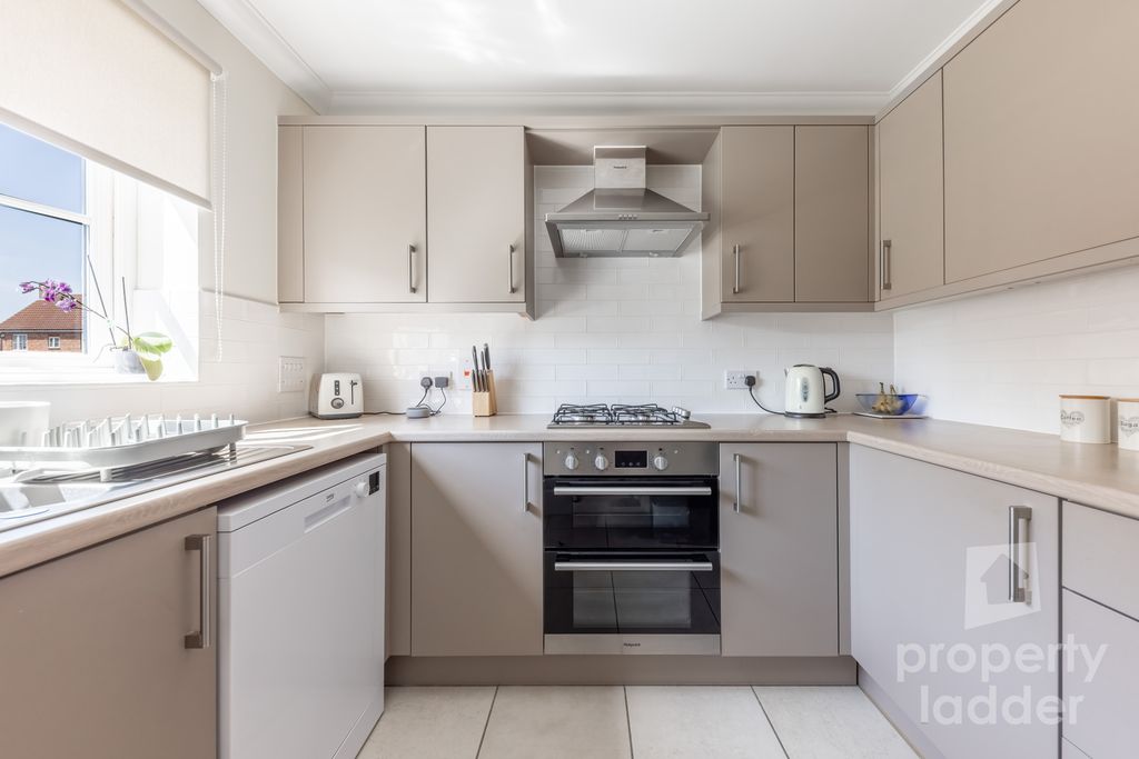 Property photo 3 of 18 Pl