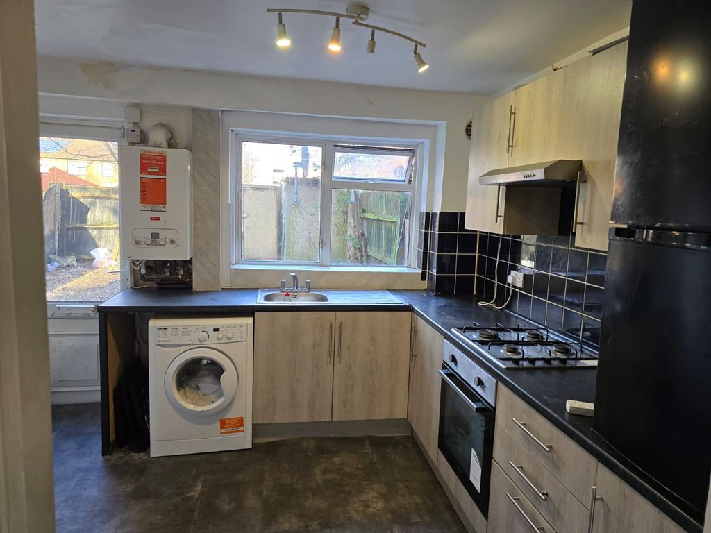 Property photo 3 of 6 Kitchen 