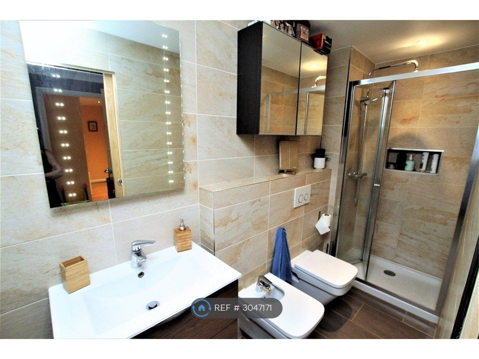 Property photo 3 of 26 Ensuit