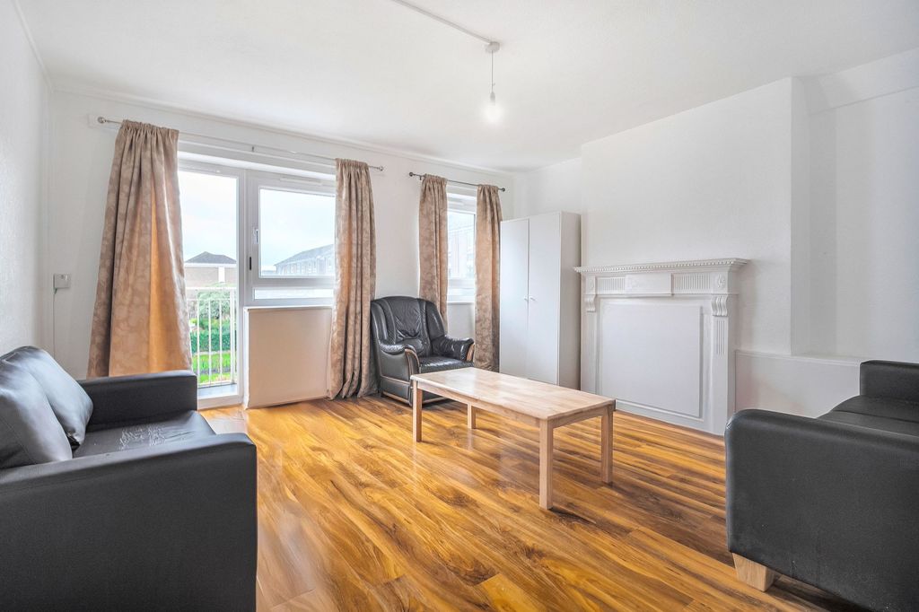 Property photo 2 of 11 Living Room