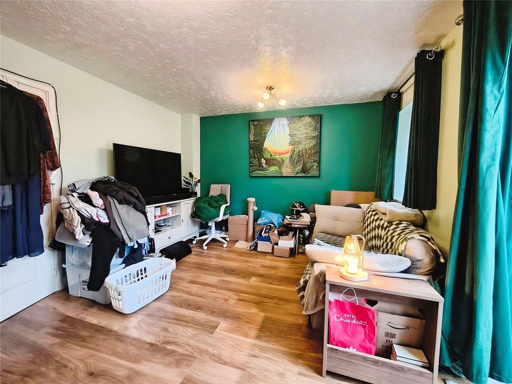 Property photo 3 of 10 Lounge