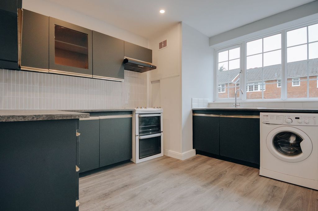 Property photo 3 of 10 Kitchen