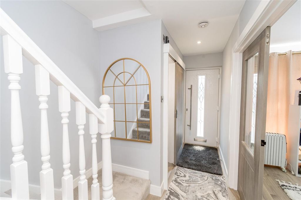 Property photo 2 of 18 Hallway