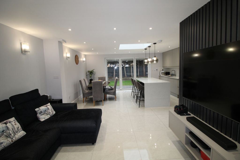 Property photo 3 of 18 Open Plan