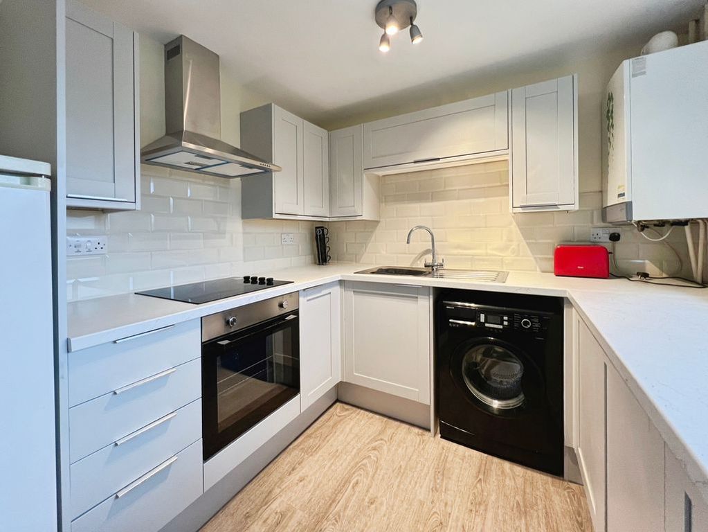 Property photo 3 of 11 Kitchen