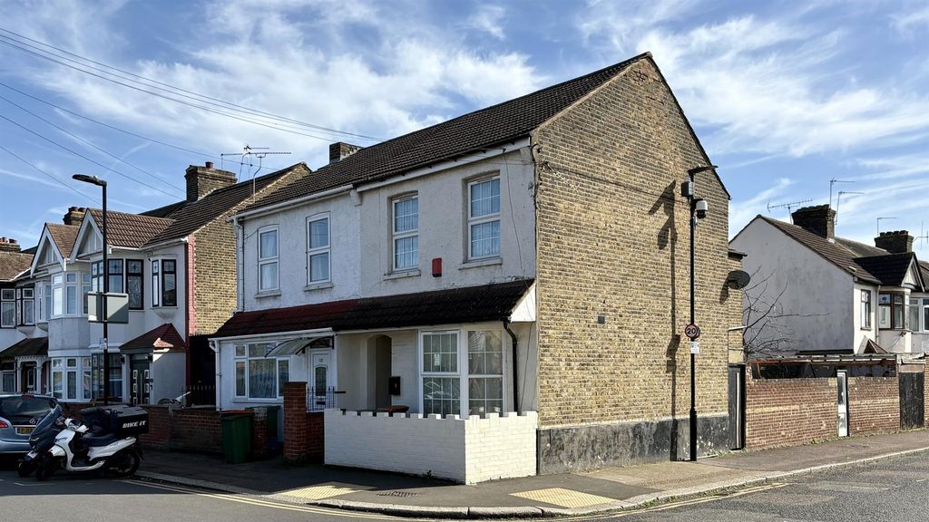 Property photo 1 of 11 Market Street For Rent By Barrain London Estate Ag