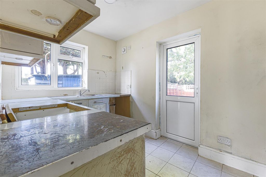 Property photo 2 of 14 Kitchen