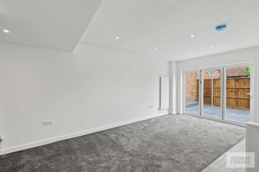 Property photo 3 of 17 60 High Street House With Ourdoor Area_3.Jpg