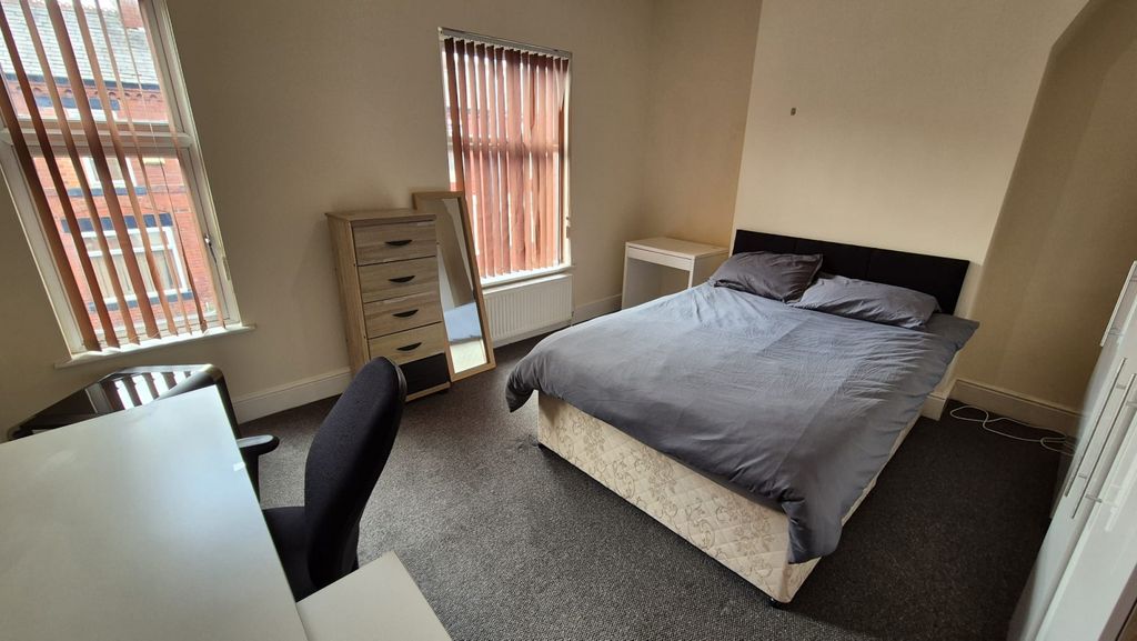 Property photo 1 of 12 Kippax Street