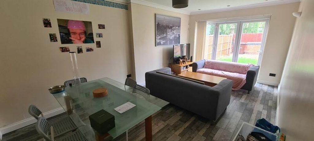 Property photo 2 of 10 A Spacious And Inviting Large Modern Living Room, ...