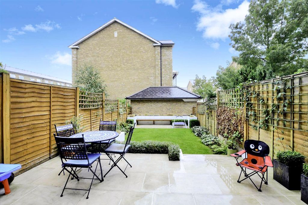 Property photo 3 of 6 82 Chadwick Garden.Jpg