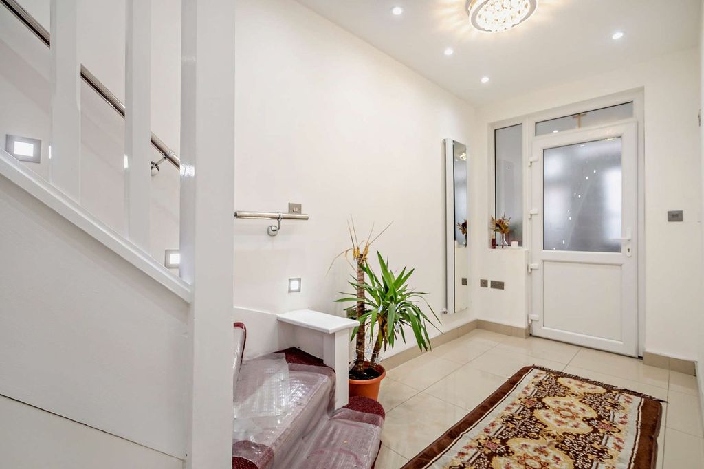 Property photo 2 of 30