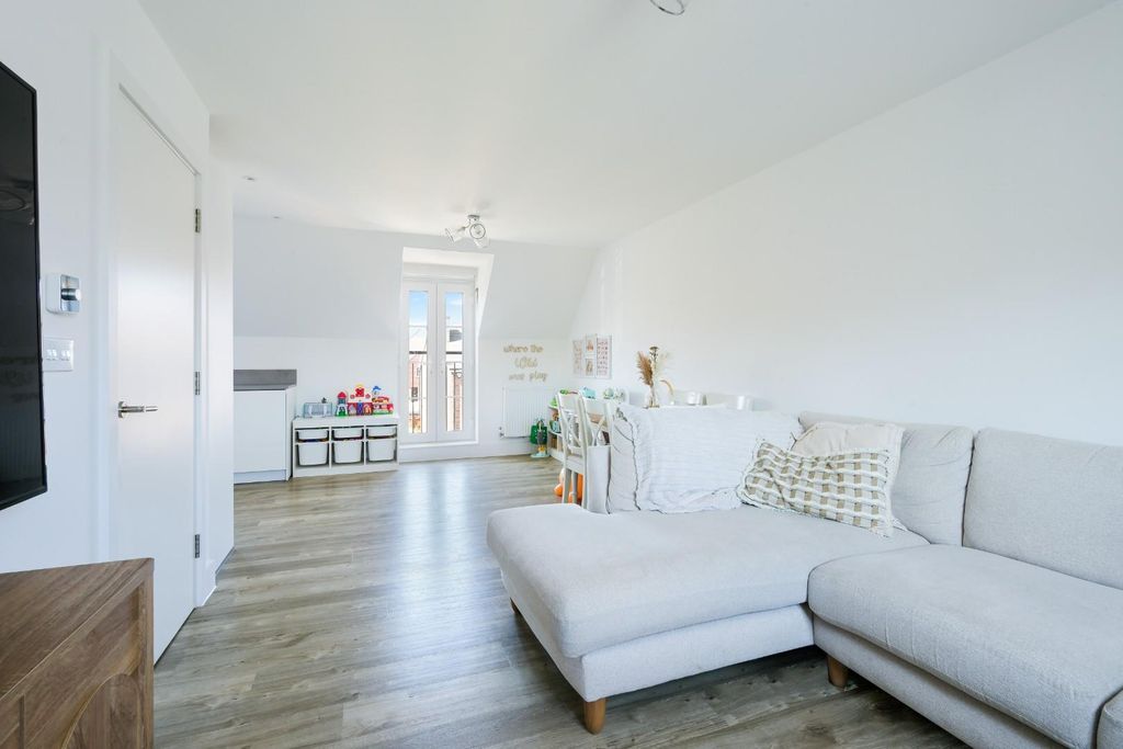 Property photo 2 of 14 Beatrice Square