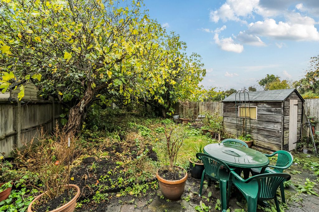 Property photo 2 of 12 Garden