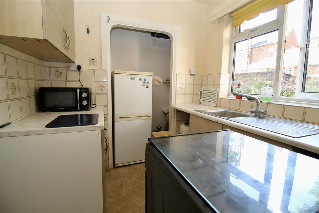Property photo 3 of 20 Kitchen