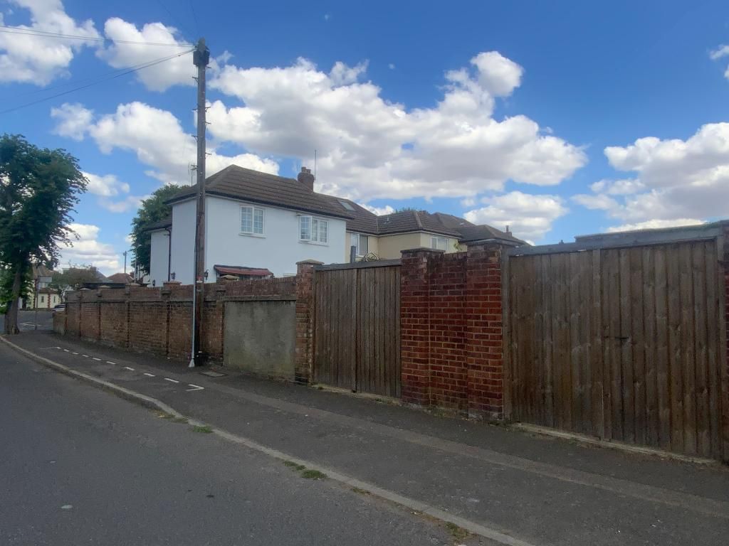 Property photo 2 of 28 Double Gates Onto Garage