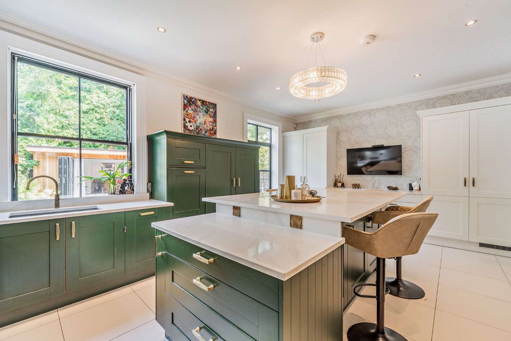 Property photo 3 of 18 Kitchen