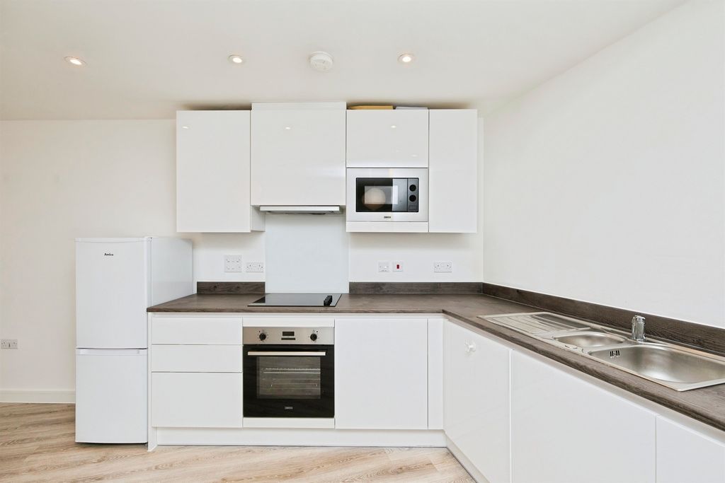 Property photo 2 of 10 Kitchen