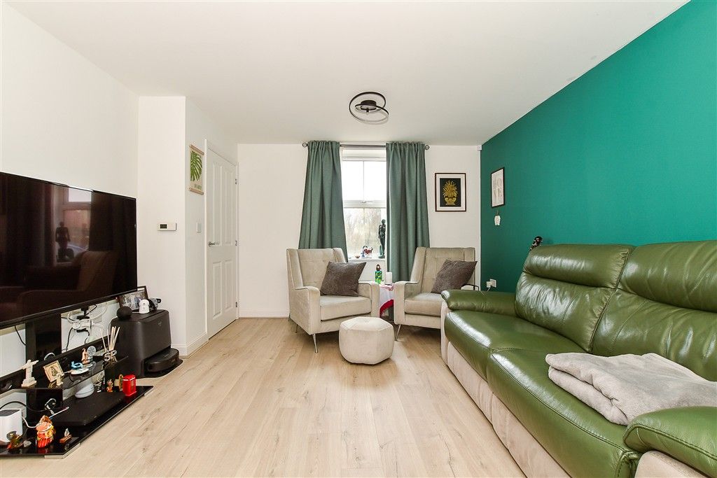 Property photo 3 of 12 Lounge