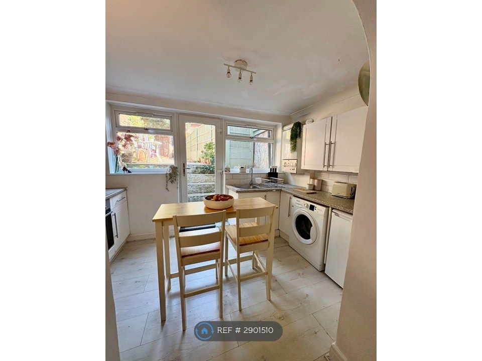 Property photo 3 of 9 Kitchen