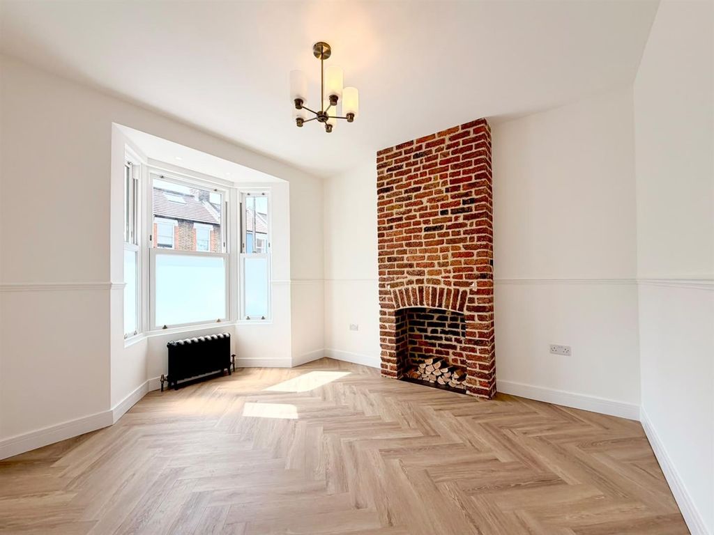 Property photo 2 of 29 Gloucester Road (19).Jpeg