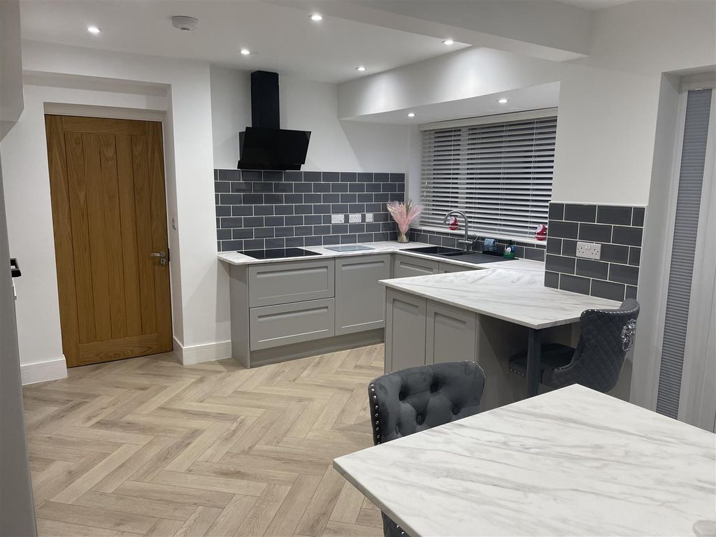 Property photo 3 of 22 12 Park 8.Jpg