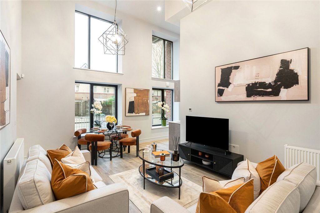 Property photo 3 of 19 Show Apartment