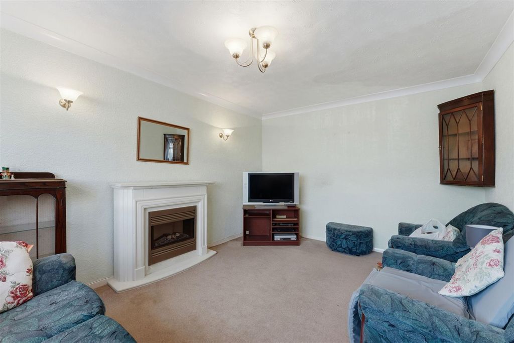 Property photo 2 of 29 Queensway_02.Jpg