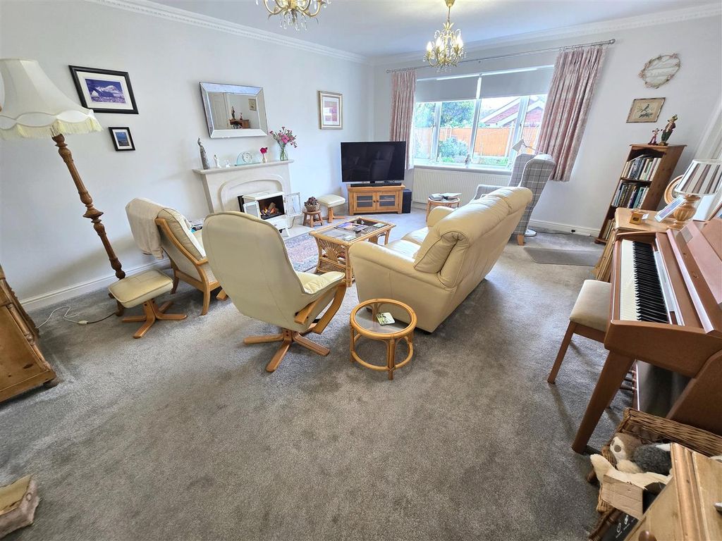 Property photo 2 of 17 Lounge