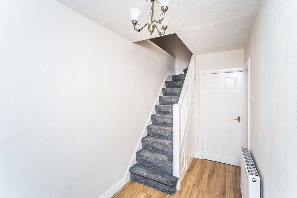 Property photo 2 of 10 Entrance Hall