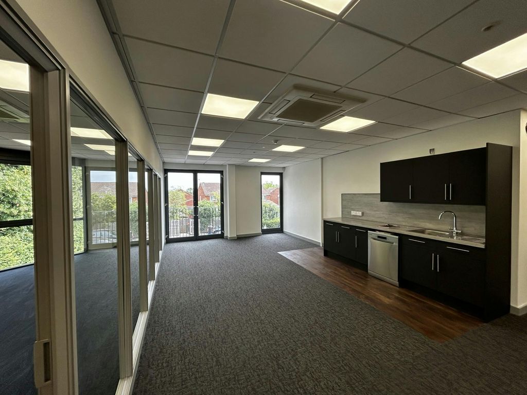 Property photo 2 of 6 6Aac9Ea6-3320-4c7B-9733-86015ee93E34.Jpg