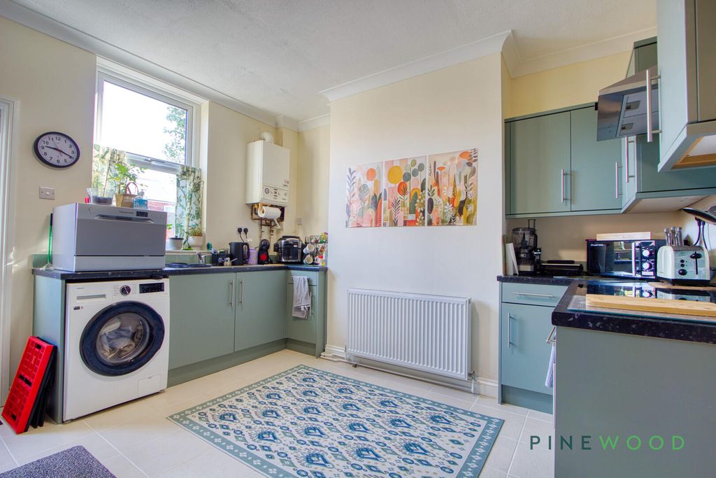 Property photo 3 of 19 Kitchen