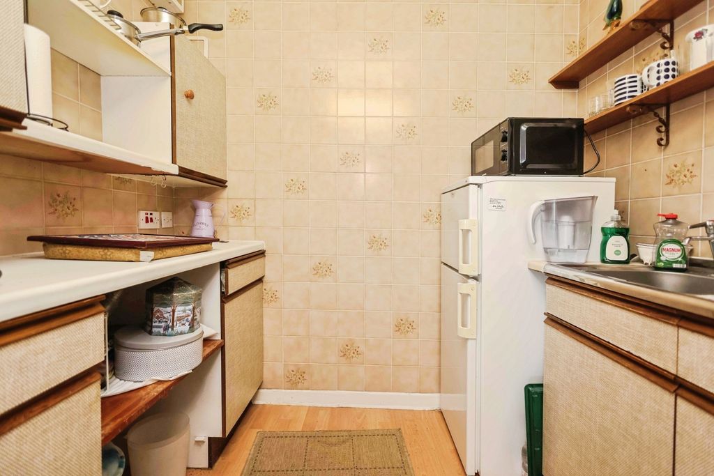 Property photo 3 of 11 Kitchen