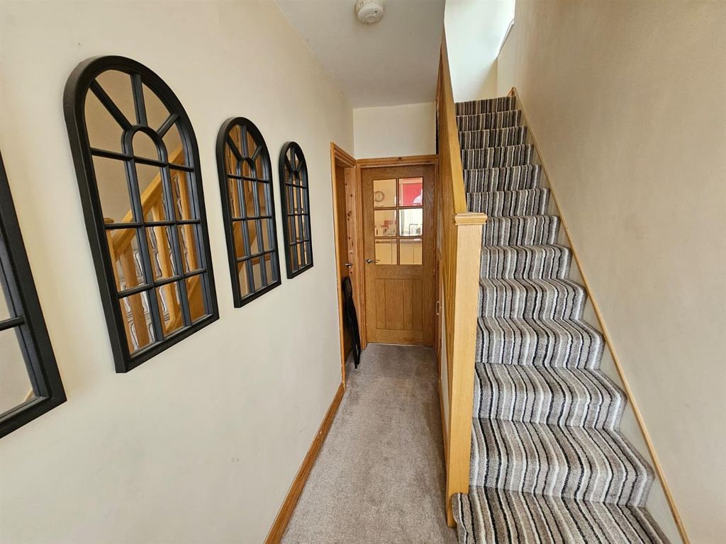 Property photo 3 of 13 Entrance Hall