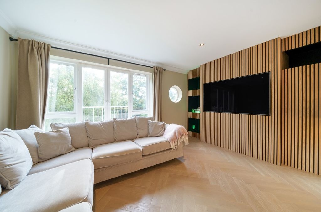 Property photo 3 of 14 Lounge