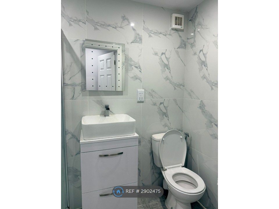 Property photo 3 of 9 Toilet