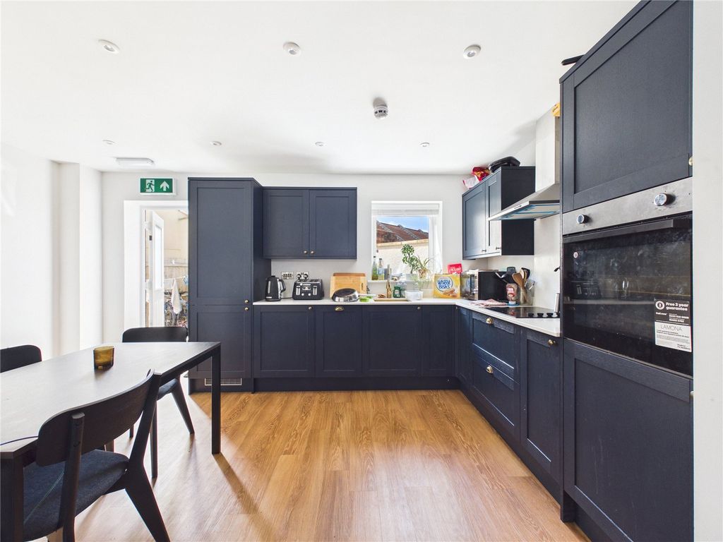 Property photo 2 of 17 Picture No. 16