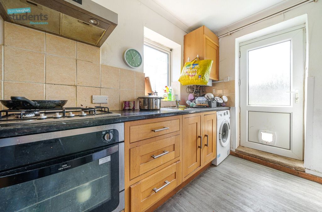 Property photo 3 of 8 Kitchen