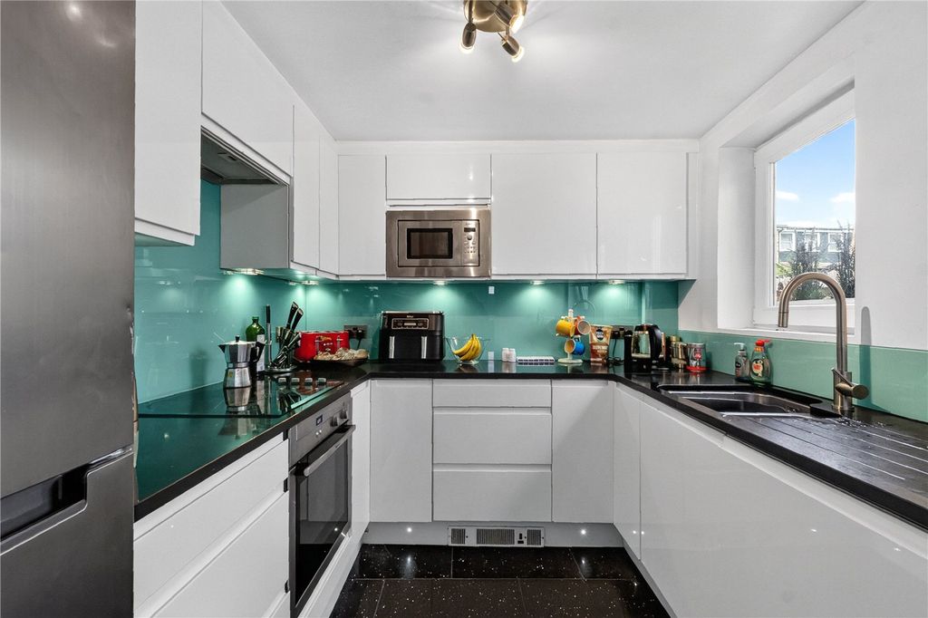 Property photo 3 of 10 Kitchen