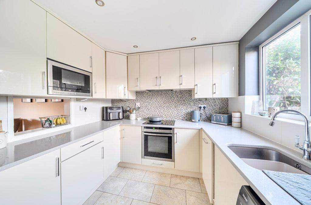 Property photo 3 of 24 1397285-16-69651E704Bd12