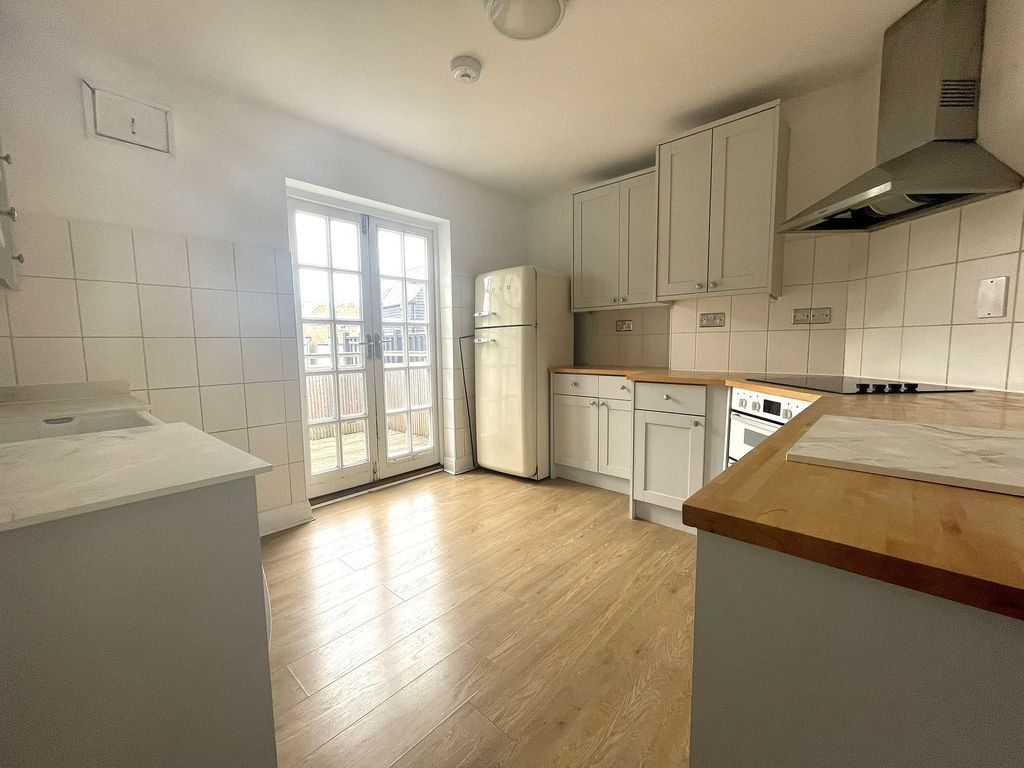 Property photo 2 of 7 Kitchen