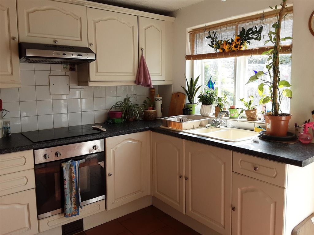 Property photo 2 of 10 Kitchen